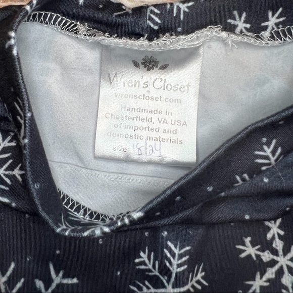 Wren’s Closet Snowflake Baggy Tee - Picture 2 of 2